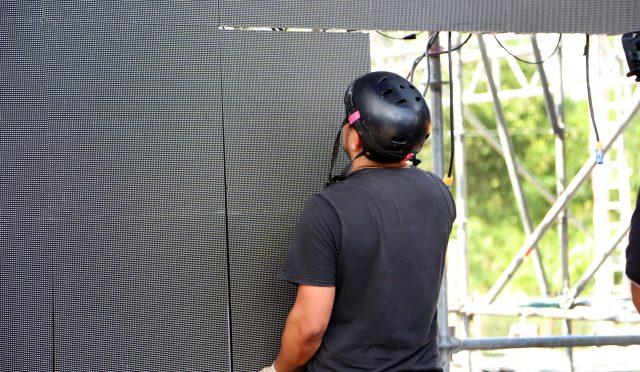 Technician,Working,On,Stage,Assembling,Giant,Led,Screen,Panels,For